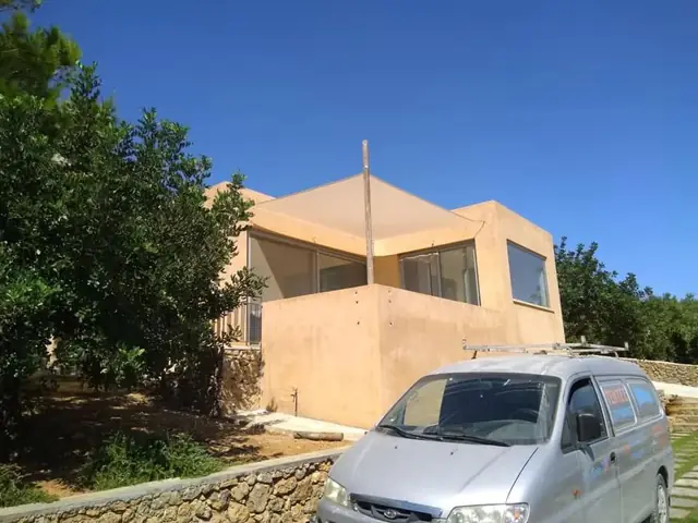 Τεντωμένο πανί σκίασης πάνω από βεράντα