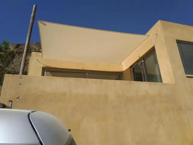 Εφελκυόμενο σκίαστρο σε γωνιακή βεράντα