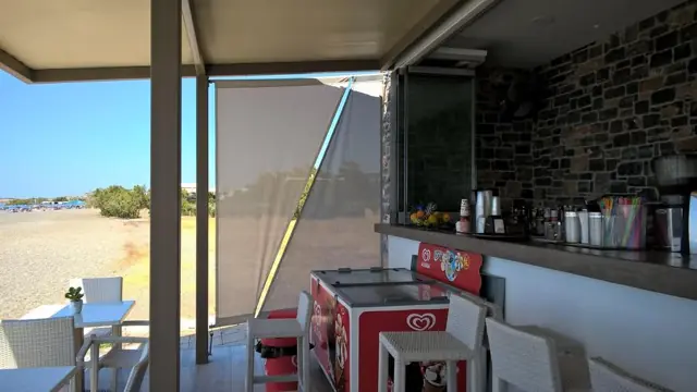 Κάθετη τέντα σε beach bar