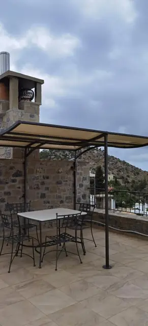 Κουρμπωτό σκίαστρο με μεταλλικό σκελετό σε ταράτσα