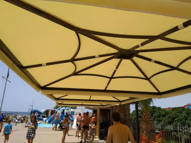 Επαγγελματική ομπρέλα σε beach bar