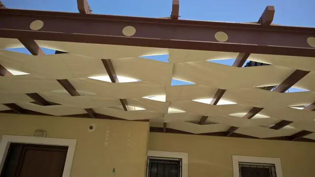 Πλεκτό ύφασμα σε ξύλινη πέργκολα εισόδου