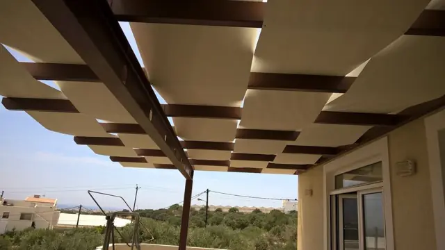 Σκίαση ξύλινης πέργκολας με ύφασμα