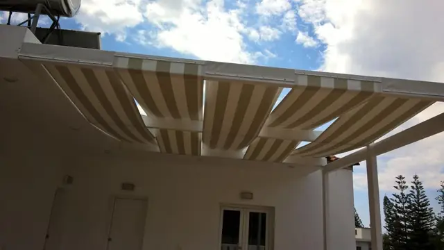 Ριγέ κυματιστό σύστημα σε πέργκολα αλουμινίου