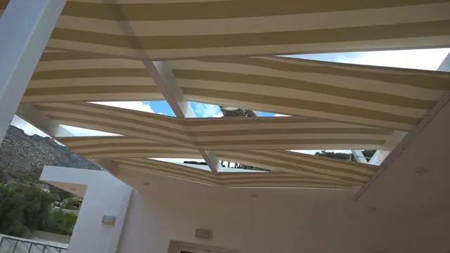 Ριγέ πλεκτό ύφασμα σε πέργκολα