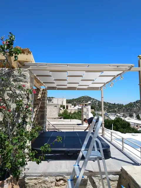 Πλεκτό σύστημα σκίασης σε ταράτσα με θέα