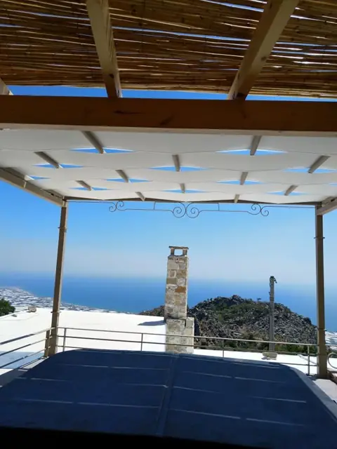 Πλεκτή σκίαση πέργκολας με θέα στη θάλασσα