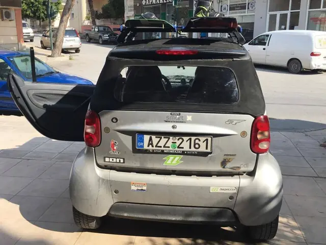 Αλλαγή κουκούλας σε μικρό cabrio αυτοκίνητο