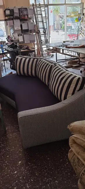 Καμπυλωτός καναπές με ριγέ ύφασμα