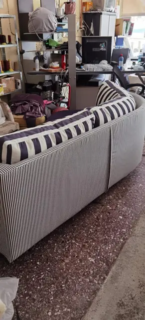 Γωνιακός καναπές με ριγέ ύφασμα
