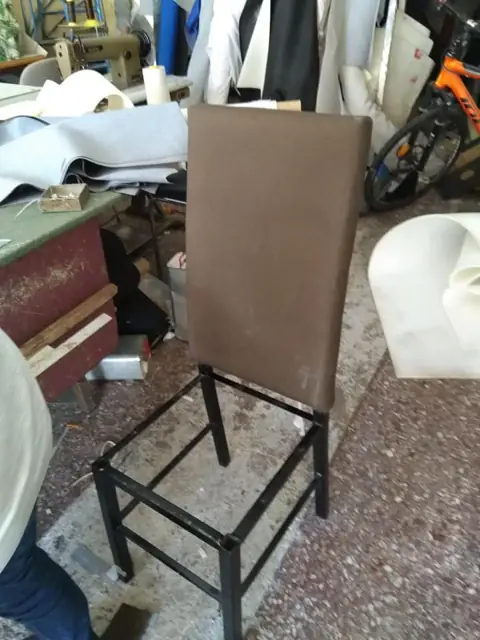 Καρέκλα με ψηλή πλάτη σε καφέ δερματίνη