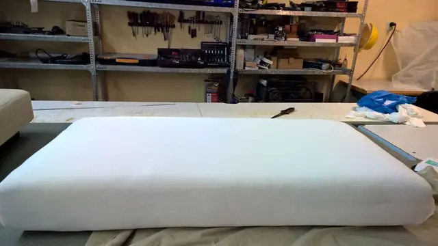 Στρώμα καθίσματος με λευκή δερματίνη
