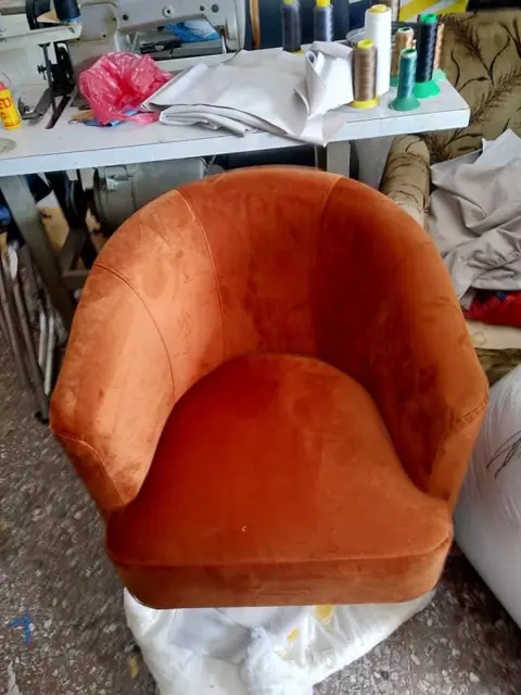 Πολυθρόνα tub σε πορτοκαλί βελούδο