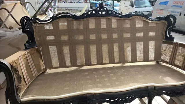 Μπαρόκ καναπές πριν την ανακαίνιση