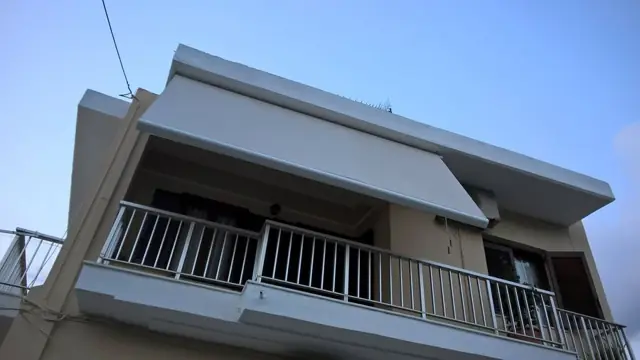 Τέντα κασέτας σε μπαλκόνι κατοικίας