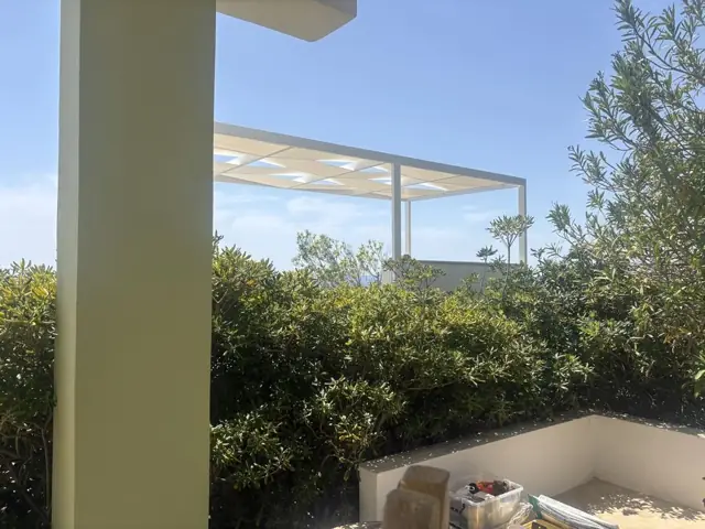 Τεντοπέργκολα αλουμινίου σε ταράτσα κατοικίας