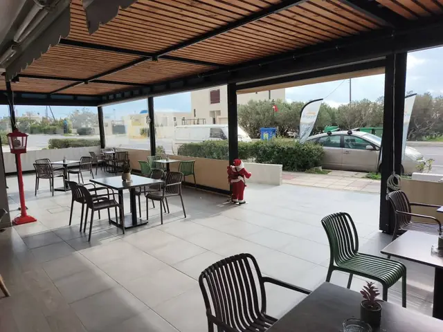 Πέργκολα καφετέριας κλεισμένη με διάφανες ζελατίνες