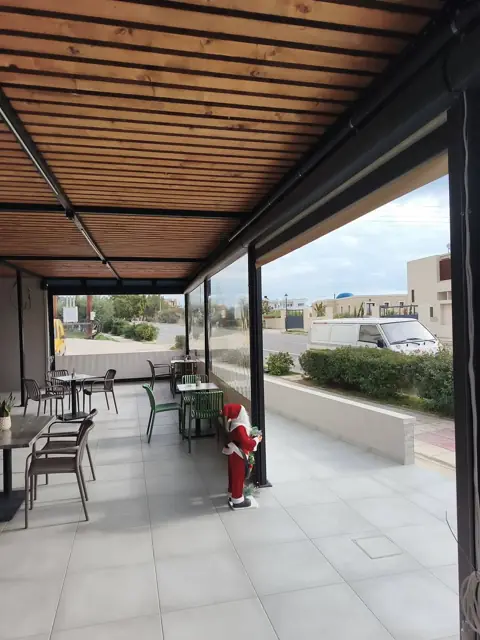 Εσωτερικό πέργκολας καφετέριας με ζελατίνες PVC