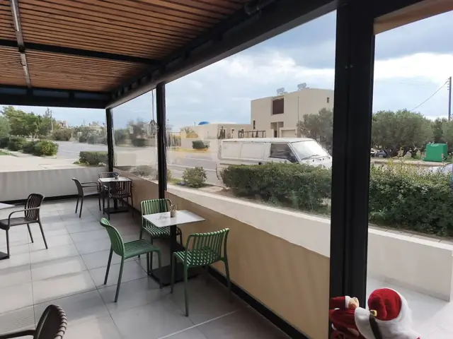Κλειστή πέργκολα καφετέριας με διάφανα πλαϊνά