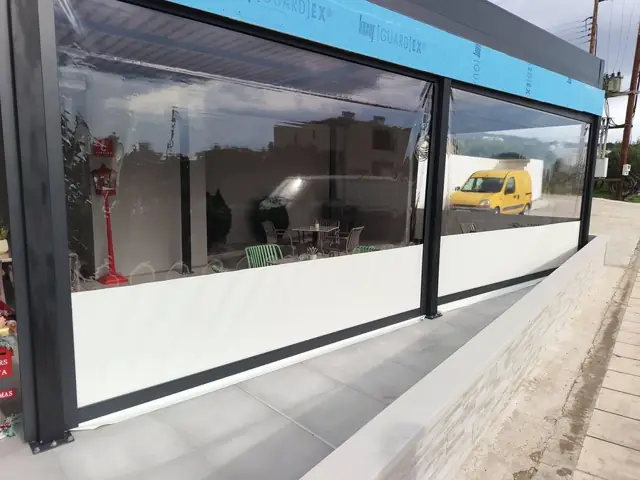 Ζελατίνες, PVC & Διάτρητα – Διάφανες ζελατίνες PVC με σύστημα ZIP σε καφετέρια