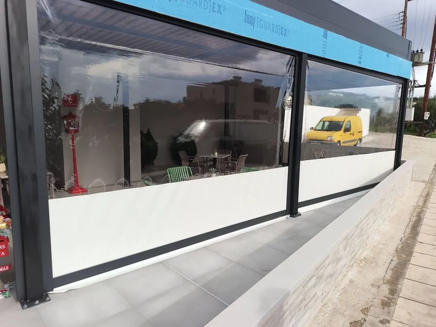 Διάφανες ζελατίνες PVC με σύστημα ZIP σε καφετέρια